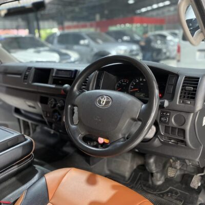 Toyota Cummuter 3.0D4D MT ดีเซล ปี 2017 รถตู้มือสอง เจ๊คำปุ่นยูสคาร์ รถมือสอง ราคาถูก ฟรีดาวน์ รับประกันมือสอง