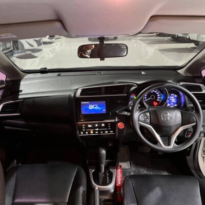 Honda Jazz GK 1.5V+ i -VTEC เบนซิน ปี 2018 รถเก๋งมือสอง เจ๊คำปุ่นยูสคาร์ รถมือสอง ราคาถูก ฟรีดาวน์ รับประกันมือสอง